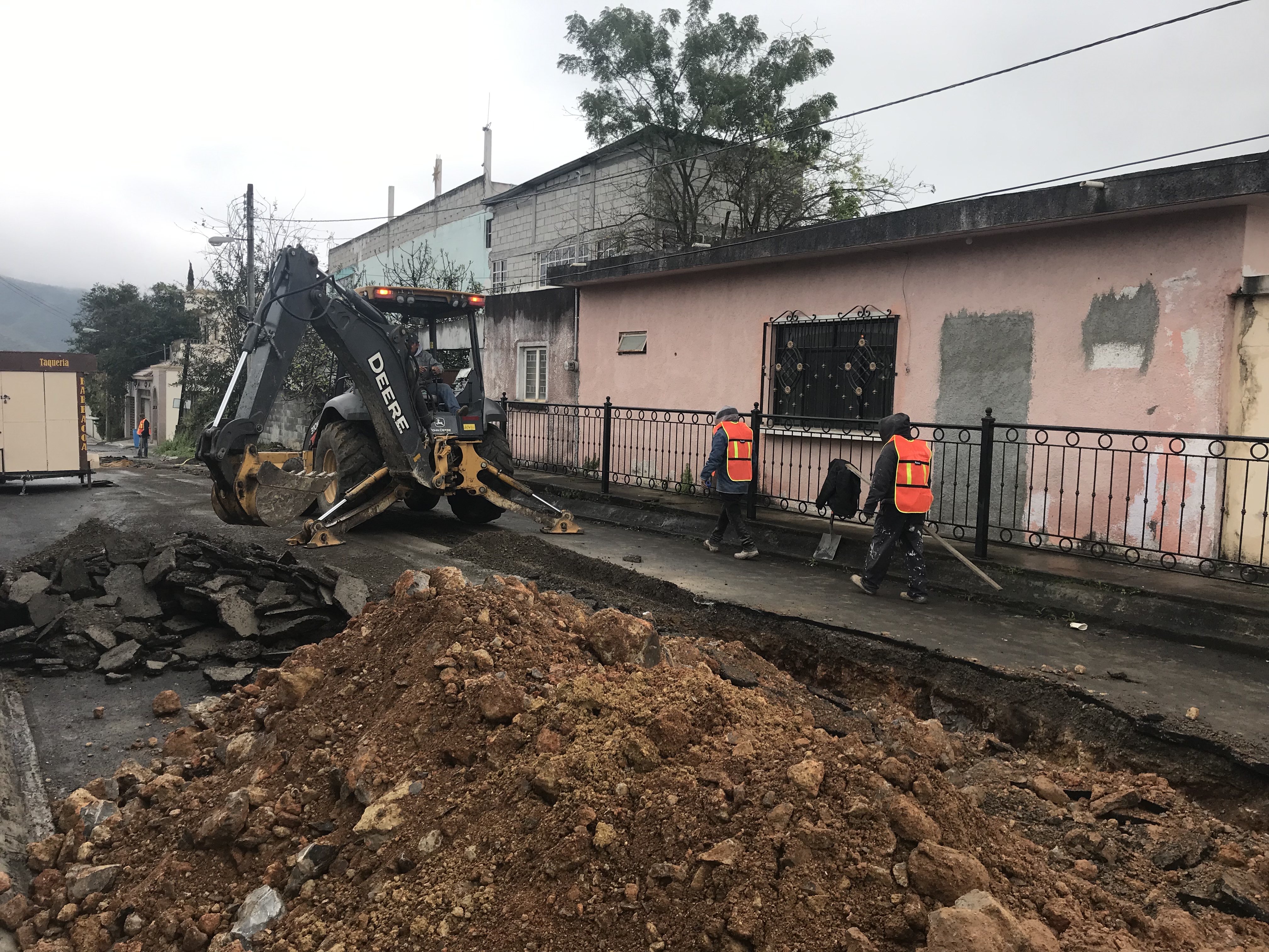 Excavación y maquinaria en obra de Agua y Drenaje