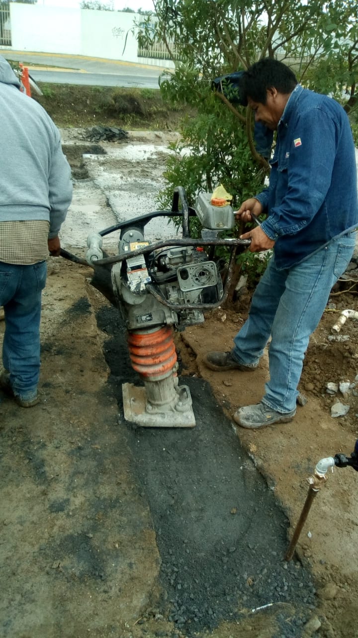 Aplicación de mezcla asfáltica en calle de Santiago