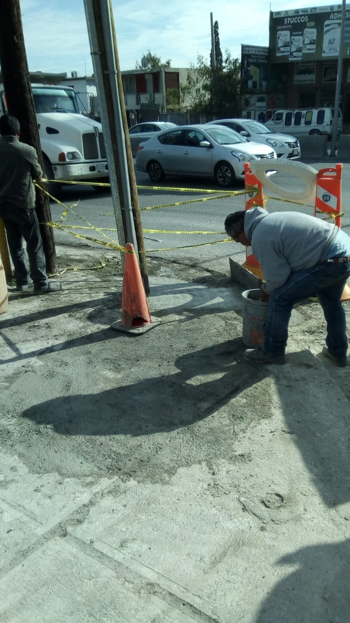 Equipo realizando labores de bacheo en el municipio