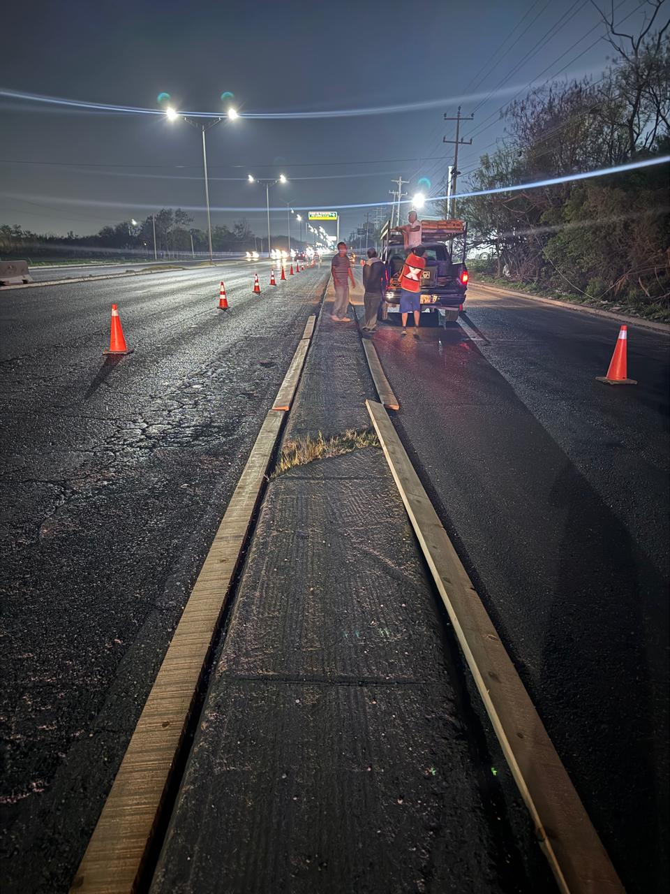 Vista general de la construcción de cordones de concreto en Carretera Laredo