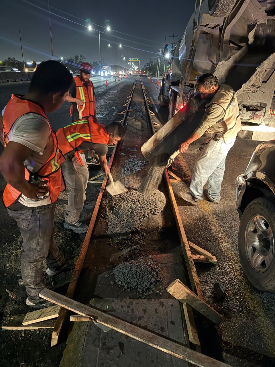 Detalle del proceso de vaciado de concreto en la obra