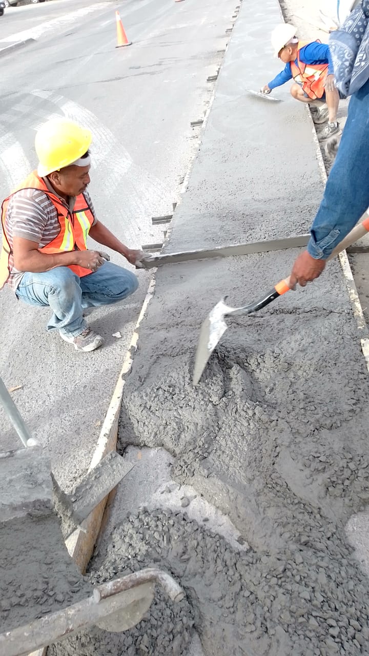 Cordones de concreto recién terminados en la vialidad