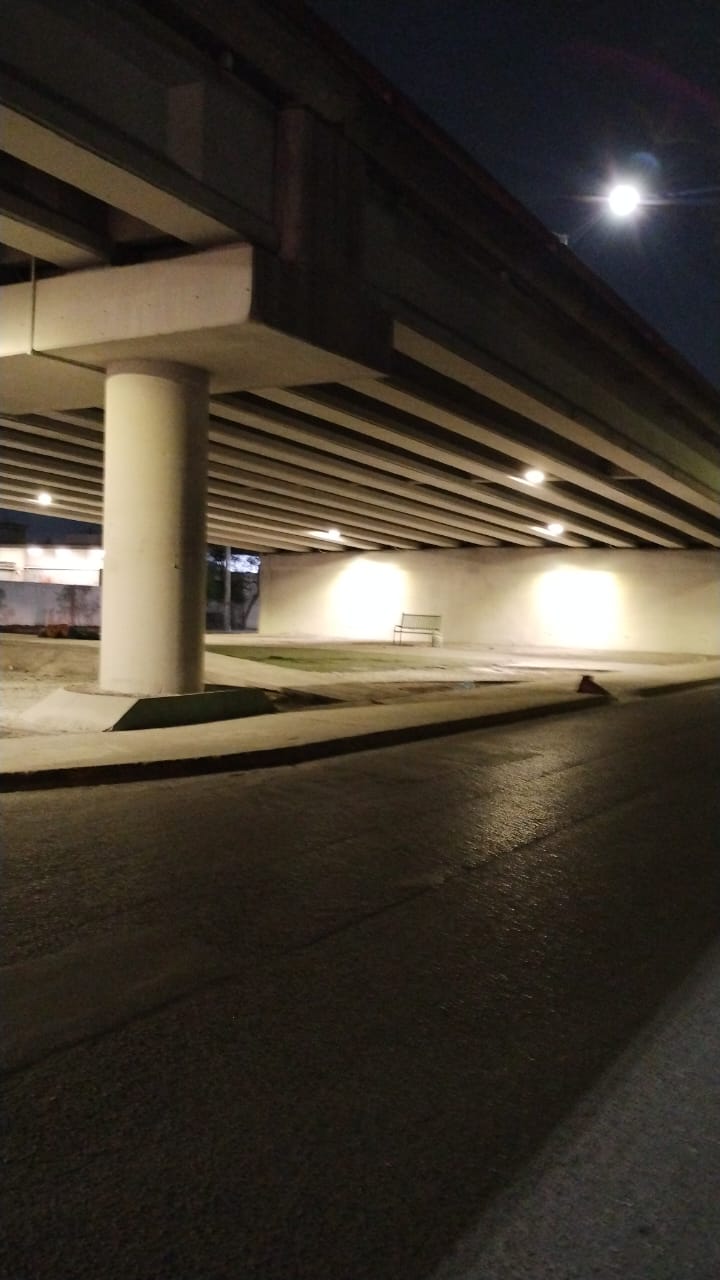 Equipo trabajando en la rehabilitación del puente Laredo-Juárez