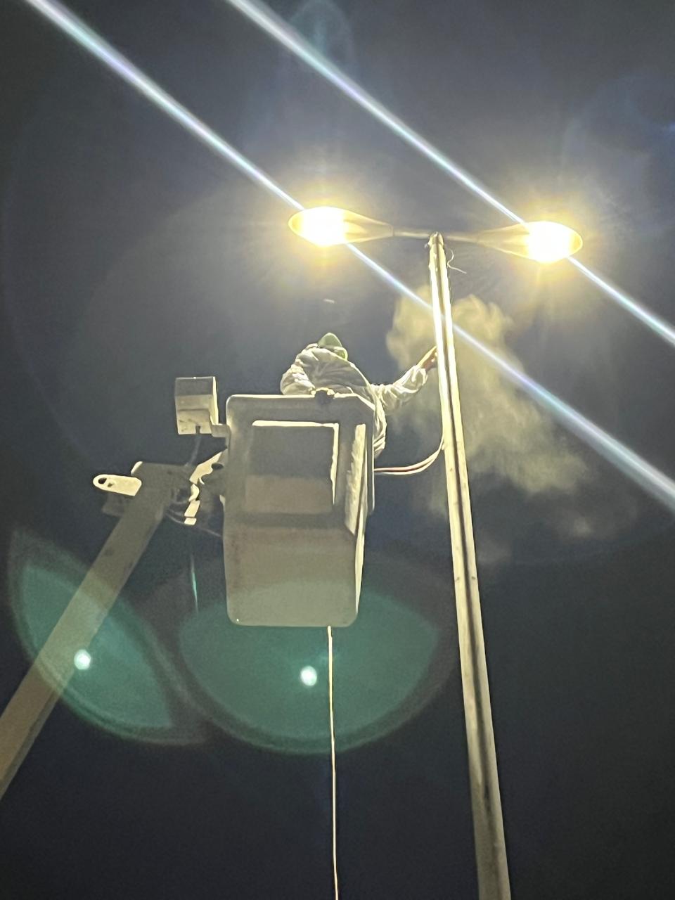 Mantenimiento de luminarias en Puente Raúl Salinas