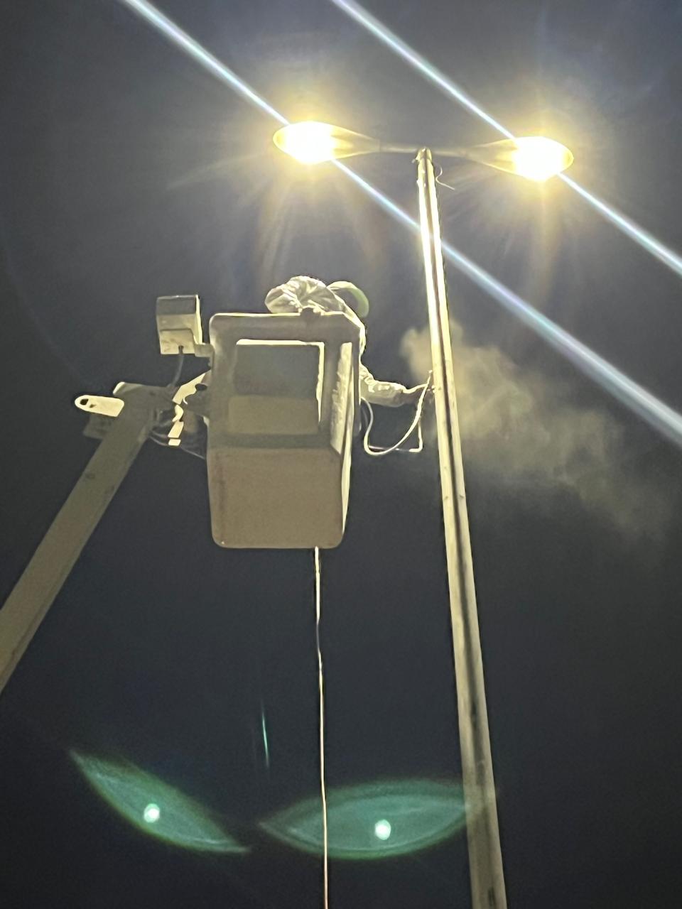 Trabajos de iluminación en infraestructura vial de Escobedo