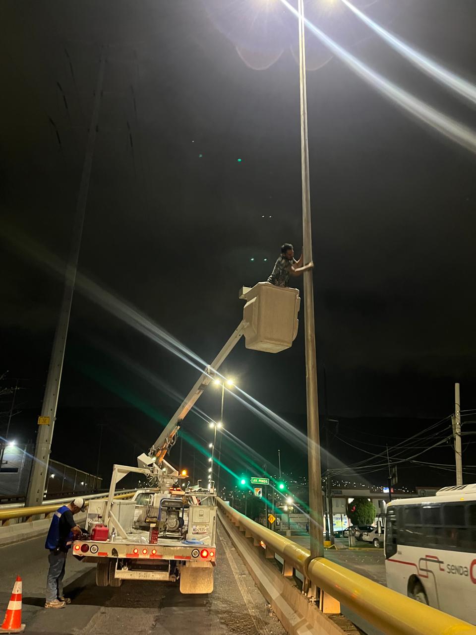 Proceso de mantenimiento de luminarias en el puente Raúl Salinas