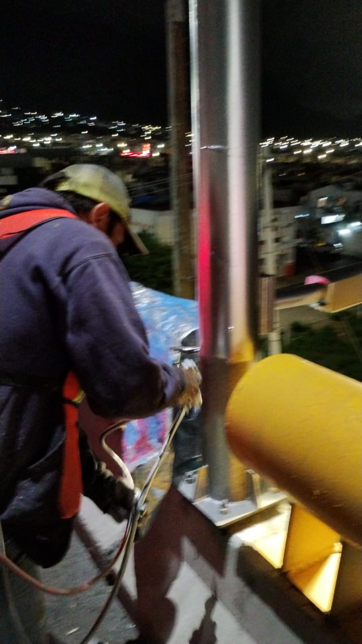 Supervisión final de la instalación de luminarias en el puente Raúl Salinas
