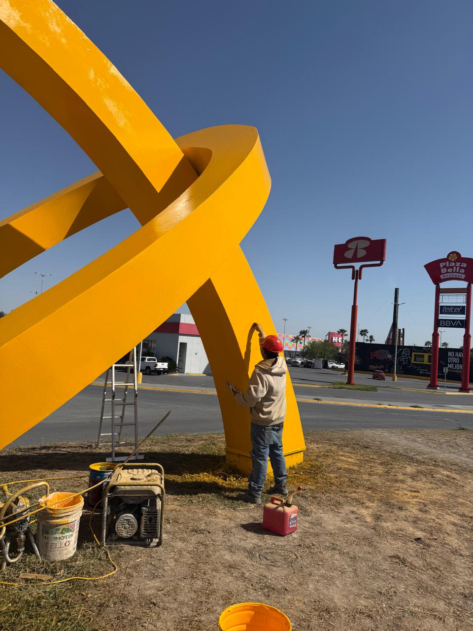 Equipo realizando labores de restauración en Sendero, Escobedo