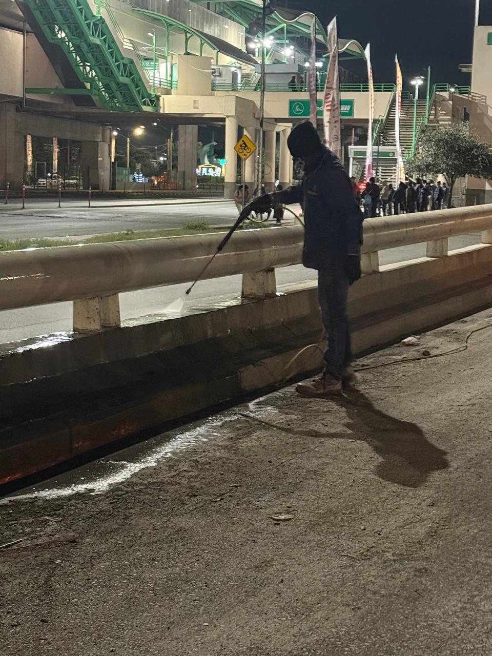 Equipo trabajando en la rehabilitación del puente Sendero-Colombia