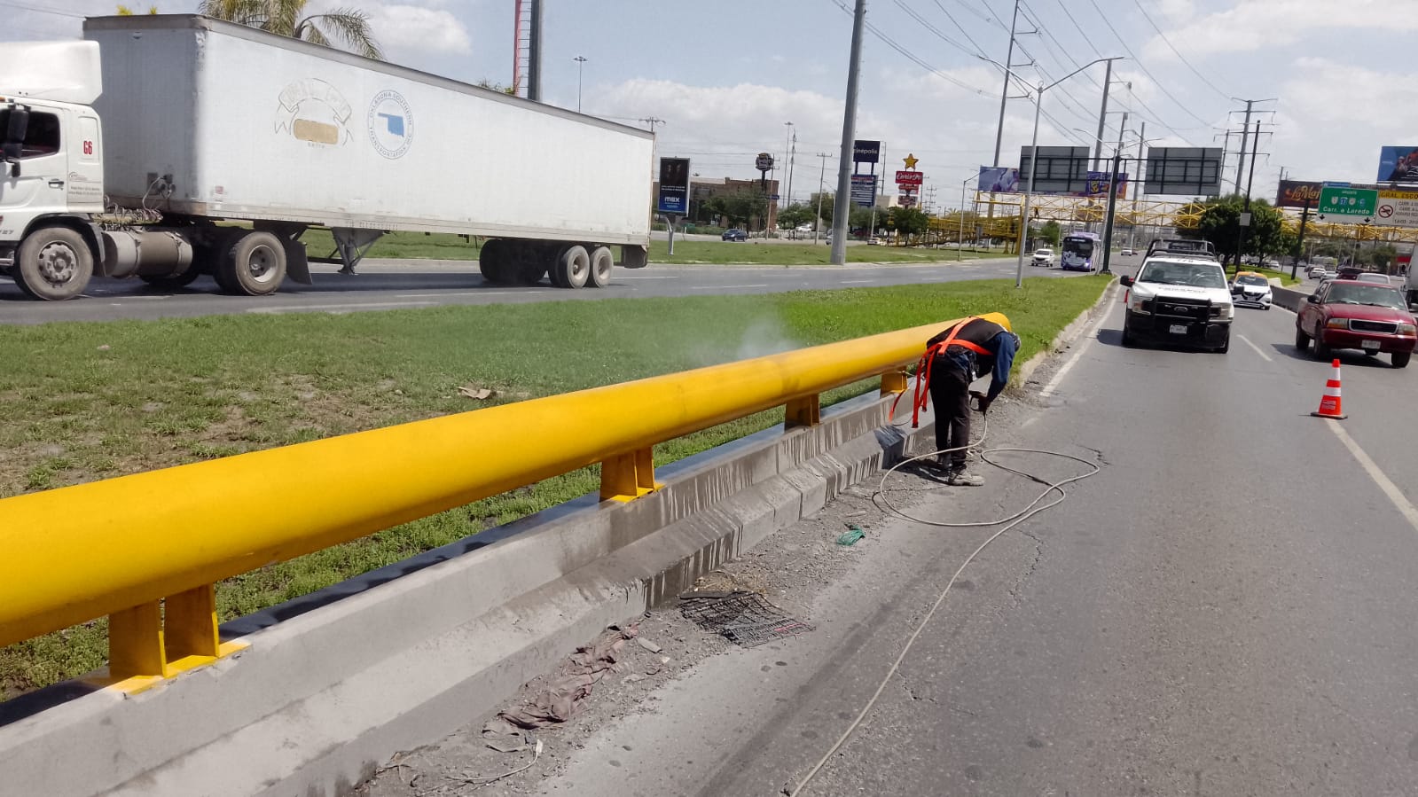 Equipo trabajando en la rehabilitación del puente Sendero