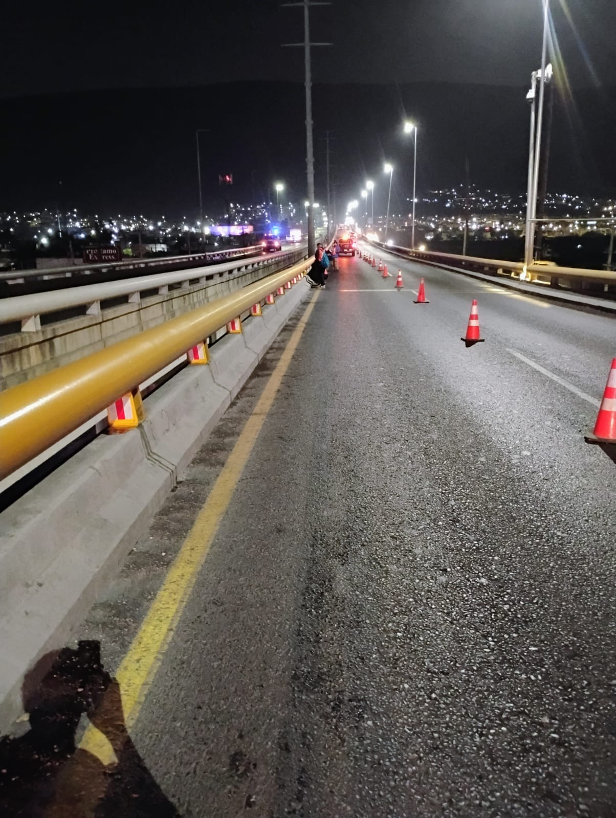 Vista general de la instalación de reflejantes en el Puente Raúl Salinas