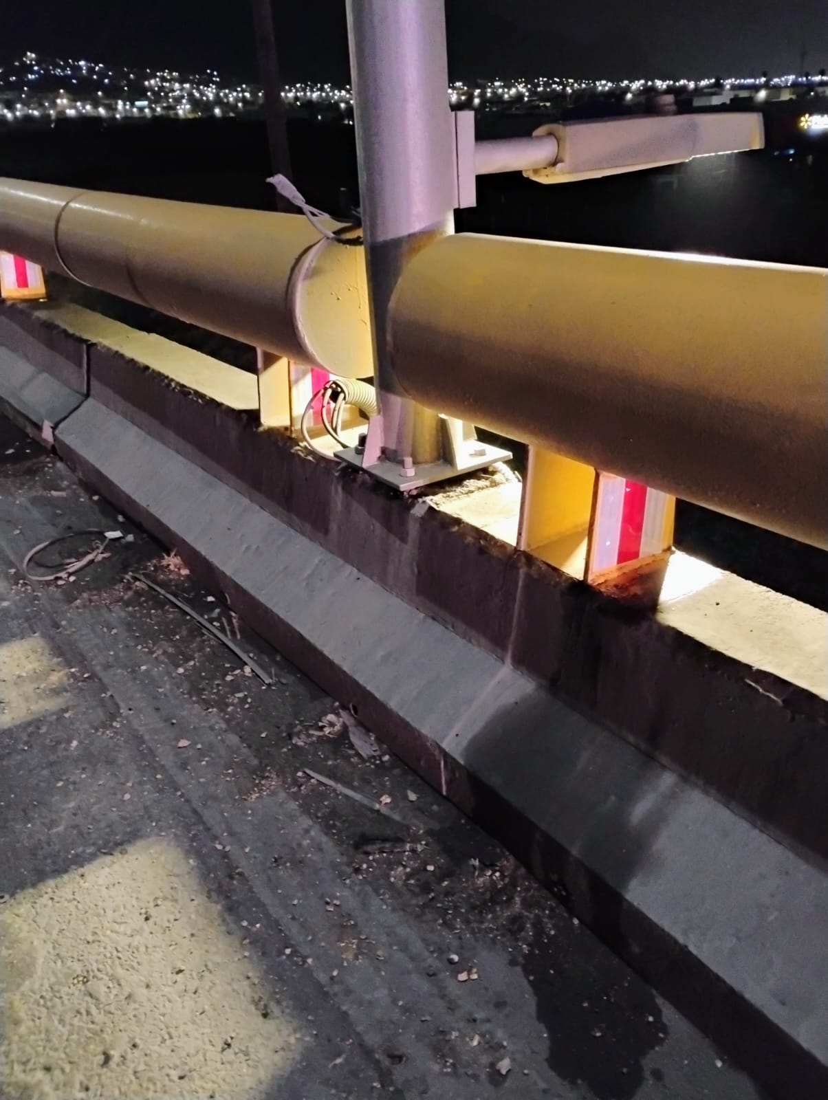 Detalle de los reflejantes instalados en el puente Raúl Salinas