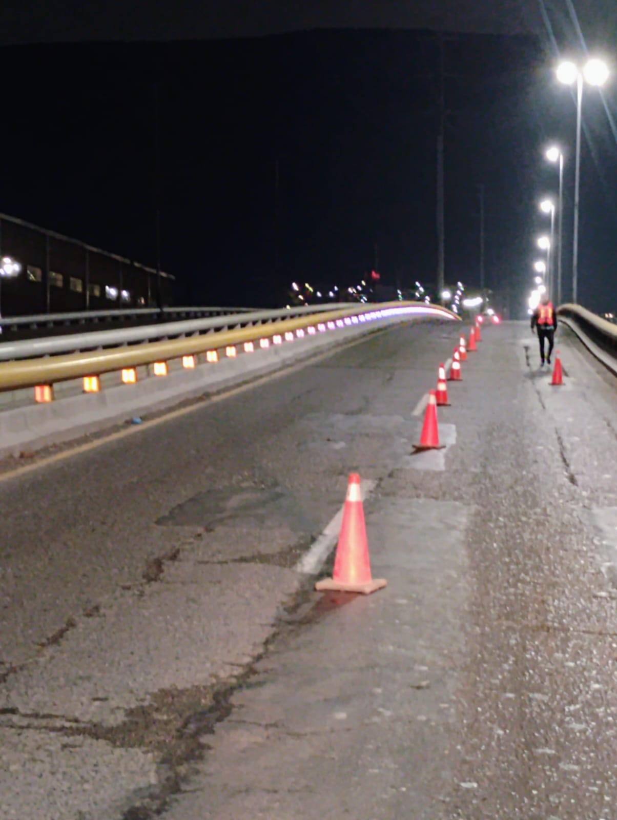 Equipo trabajando en la colocación de reflejantes en el puente