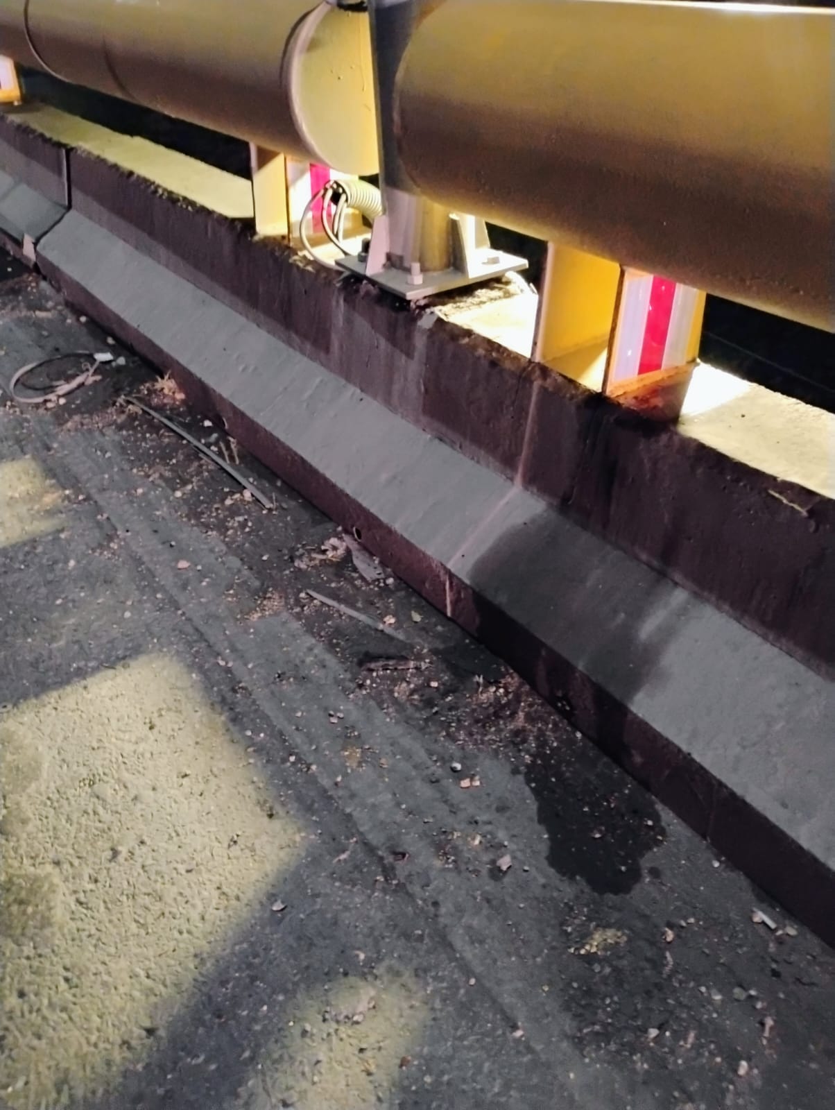 Proceso de señalización vial con reflejantes en Raúl Salinas