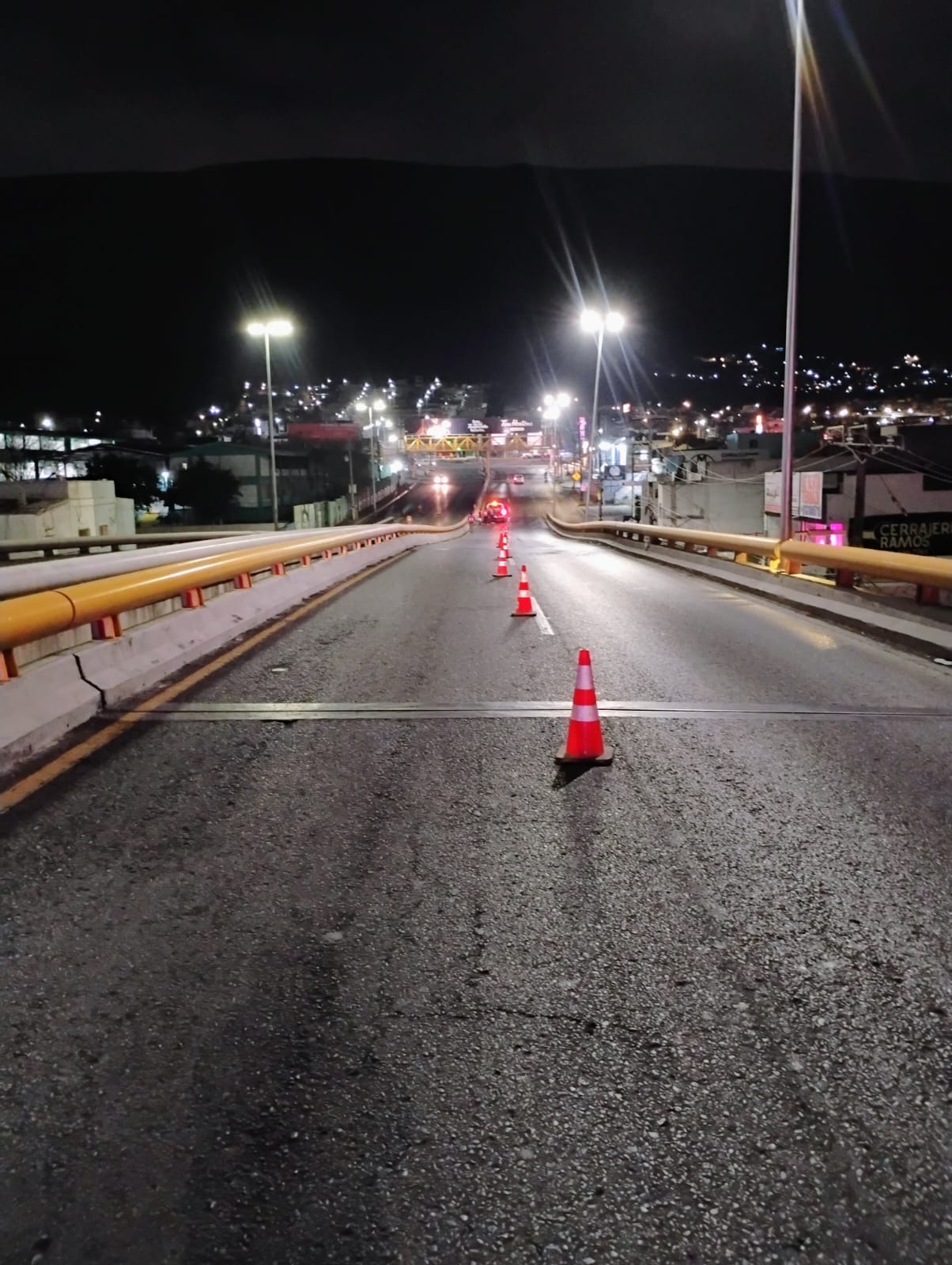 Supervisión final de la instalación de reflejantes en el puente Raúl Salinas
