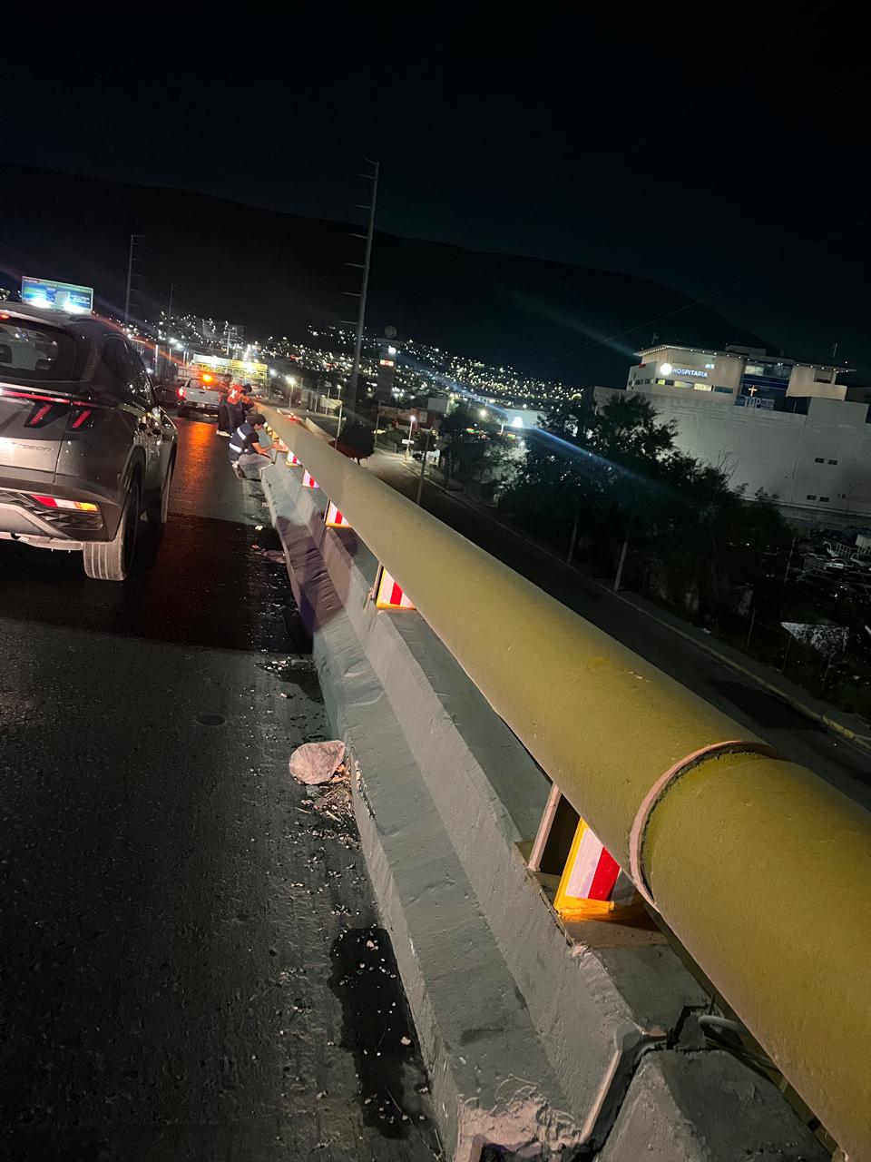 Equipo trabajando en la colocación de reflejantes en el puente